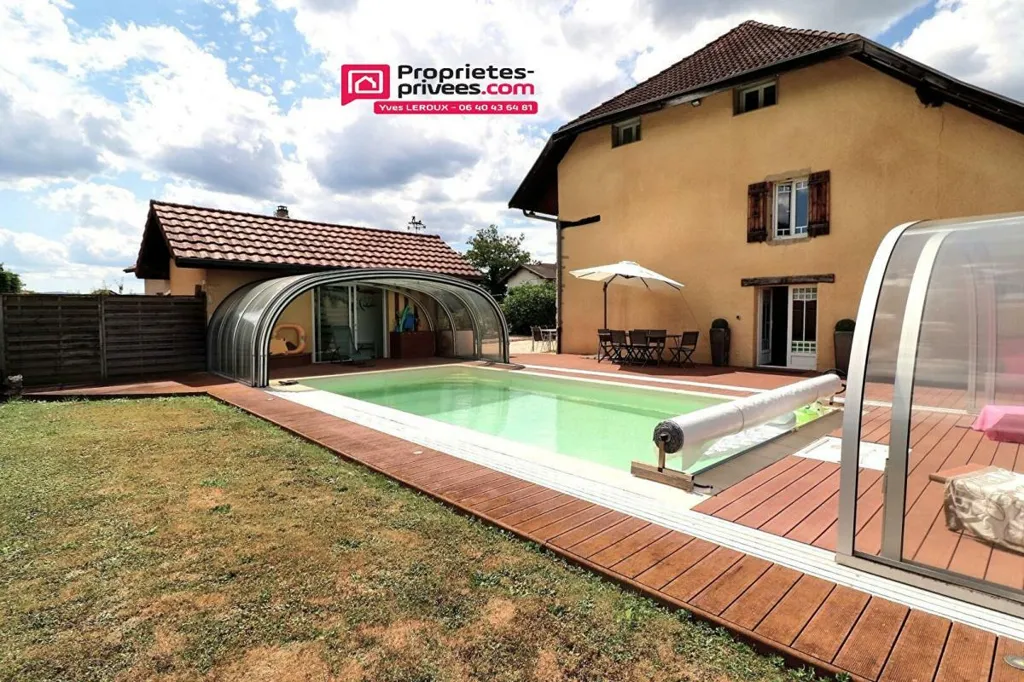 Piscine - Maison Rénovée avec Piscine à Mougny