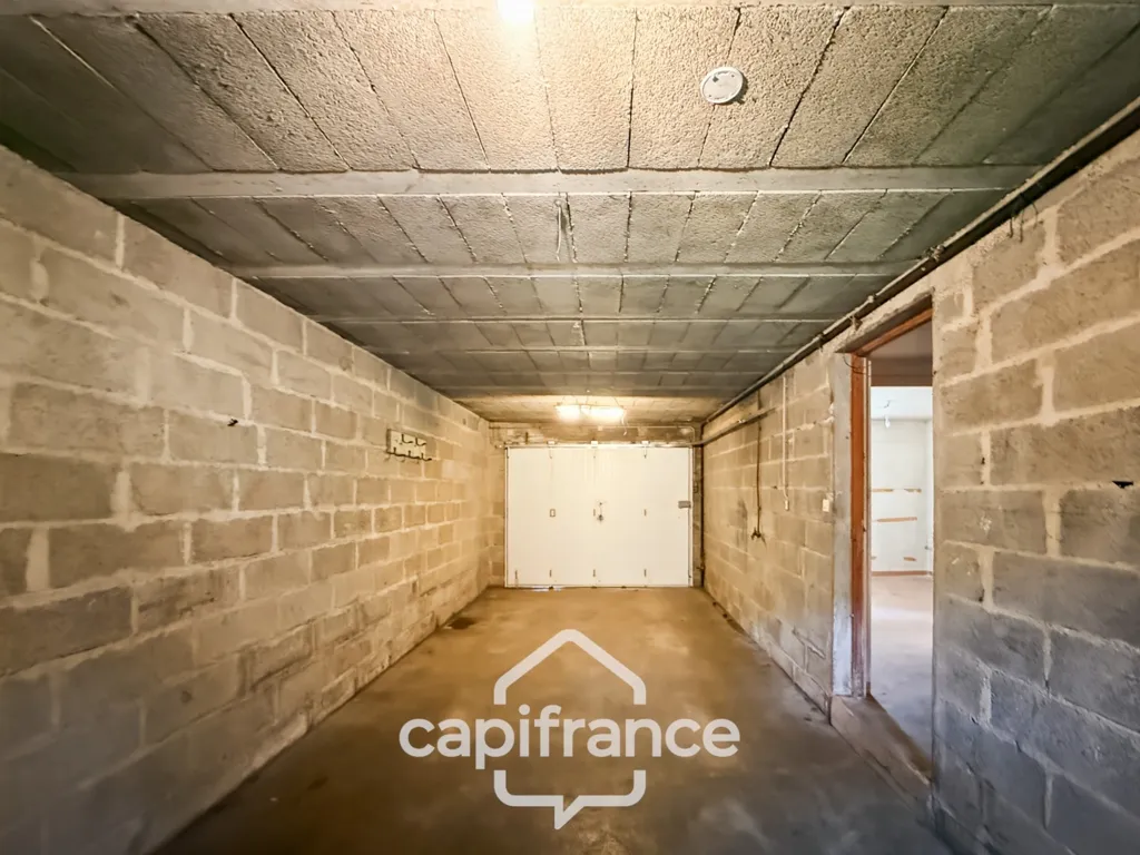 Garage - Maison Familiale avec Grand Terrain Arboré à Guern