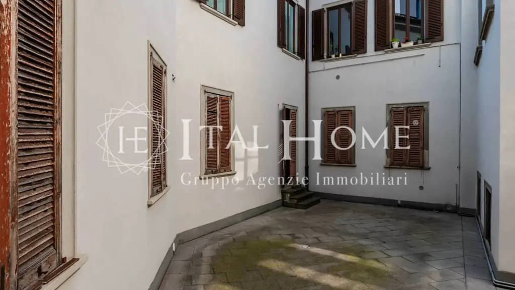 Esik - Noble Apartment with Balcony in Bergamo