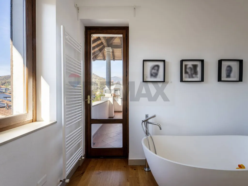 Salles de bain - Modern Penthouse with Lake View in Verbania