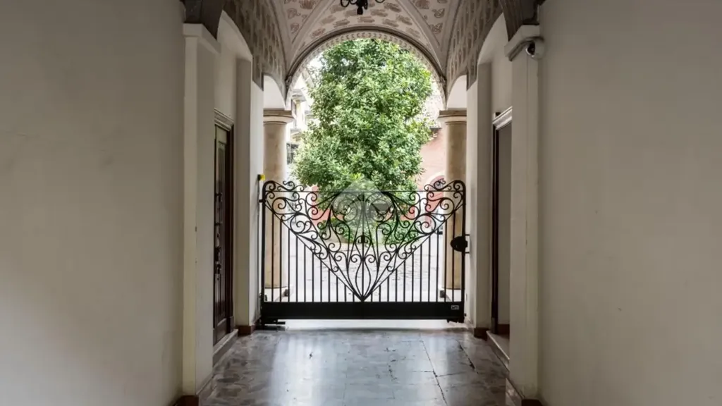 Esik - Elegant Trilocale with Balcony in Milan