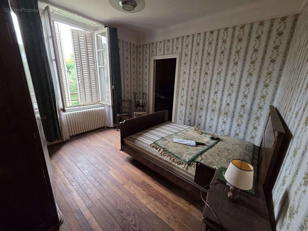 Chambres - Maison à Rénover avec Jardin au Cœur de Bugeat