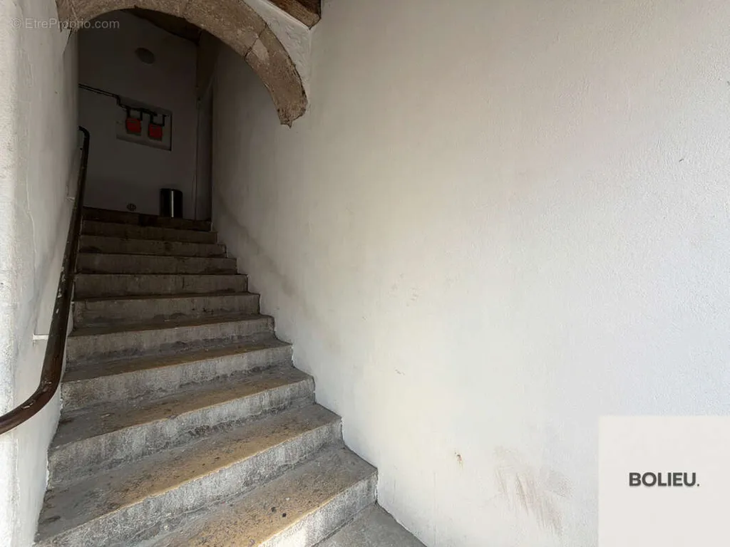 Rooms - Investment Building with Shops in Belley