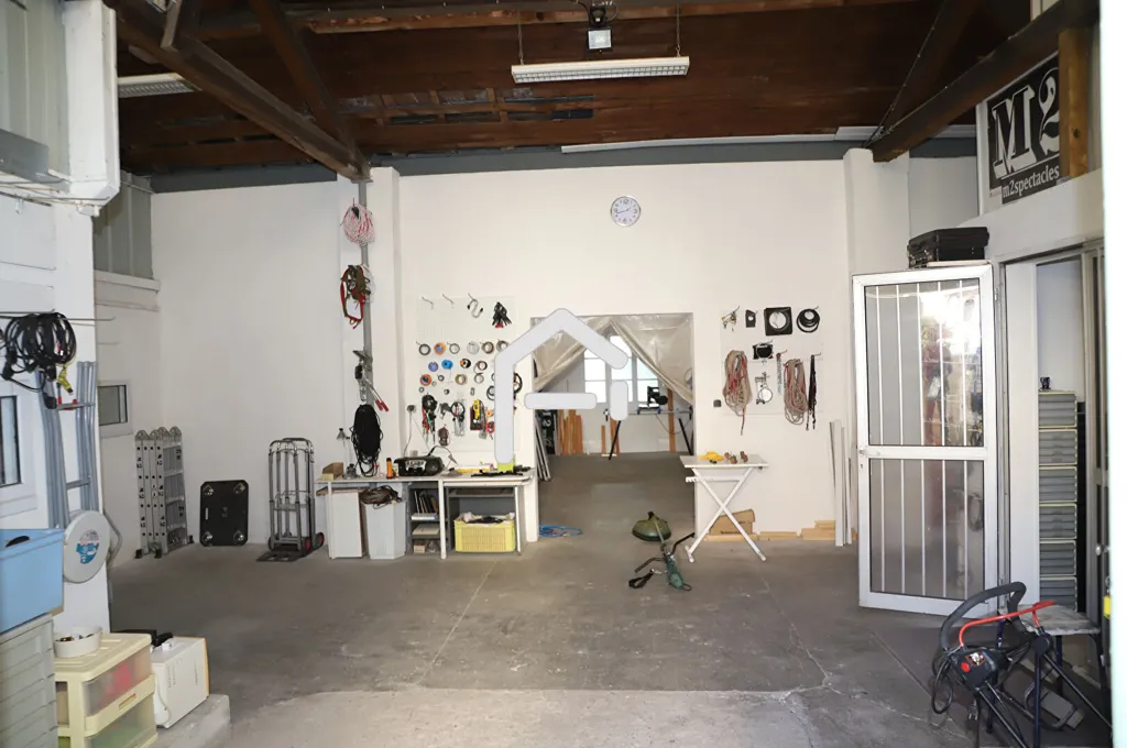 Garage - Ensemble Immobilier avec Grand Garage à Proximité du Centre