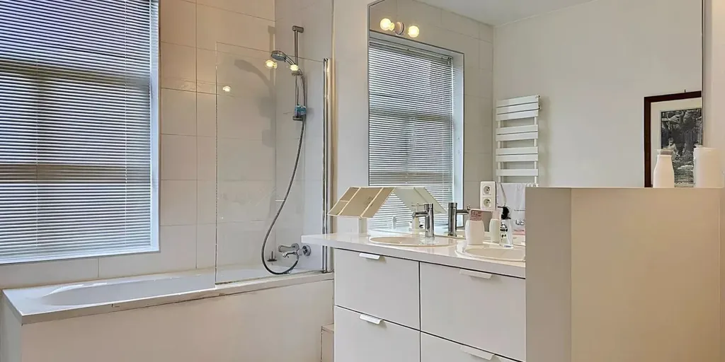 Salles de bain - Maison Rénovée avec Terrasse à Ukkel