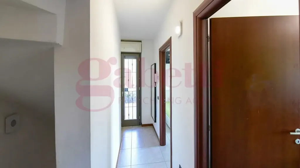 Esik - Modern Villa with Garden in Cantù