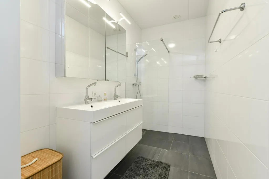 Salles de bain - Modern Apartment with Balcony in Diemen