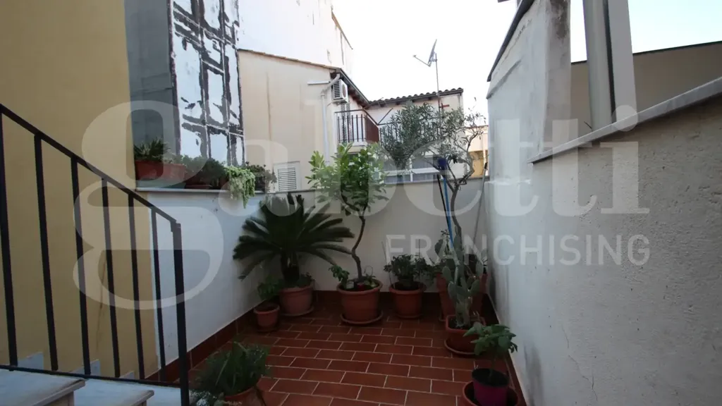 Aed - Refurbished Triplex with Balcony in Catania