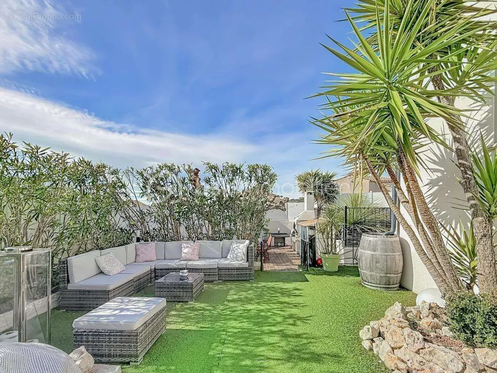 Terrace - Villa with Pool and Garage in Cournonsec