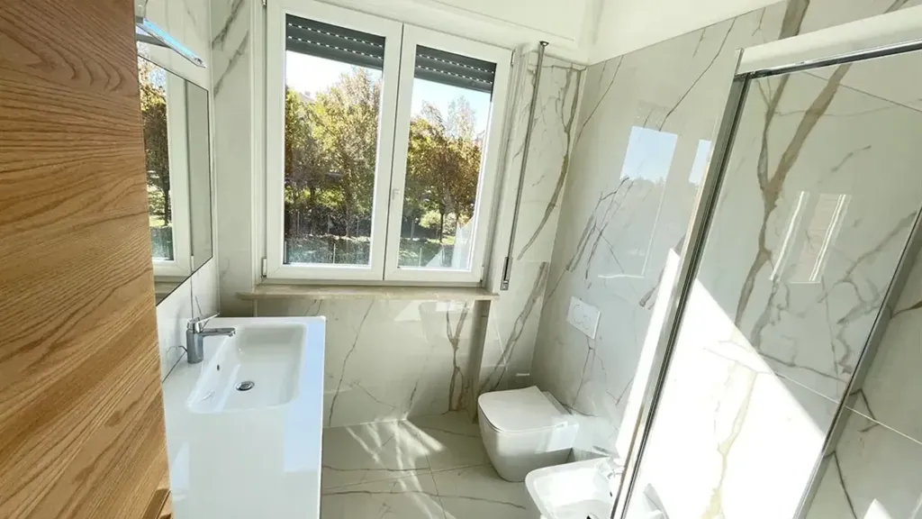 Salles de bain - Rearranged Apartment with Balcony in Curno