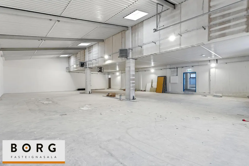 Rooms - Retail Space with Warehouse in Reykjavik