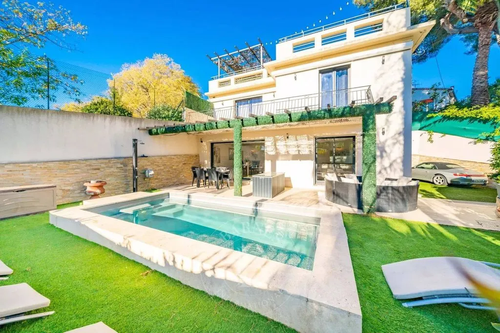 Piscine - Villa Luxueuse avec Piscine à Cannes