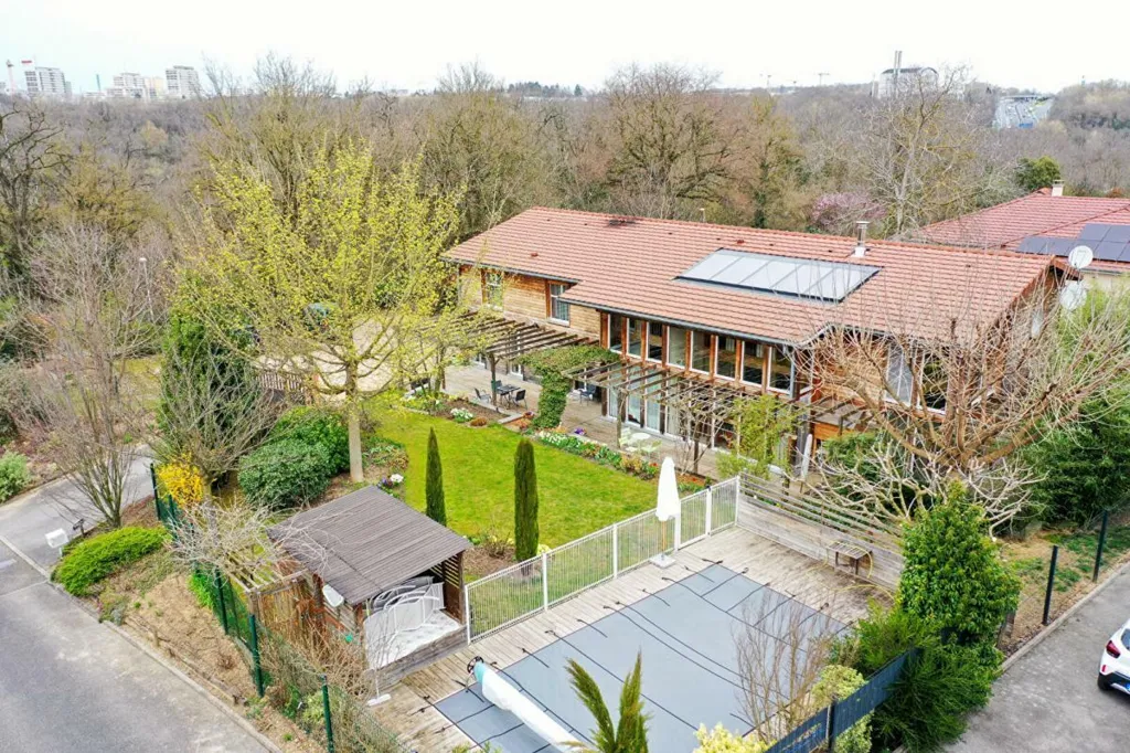 Vue aérienne - Maison avec Piscine et Jardin à Neyron