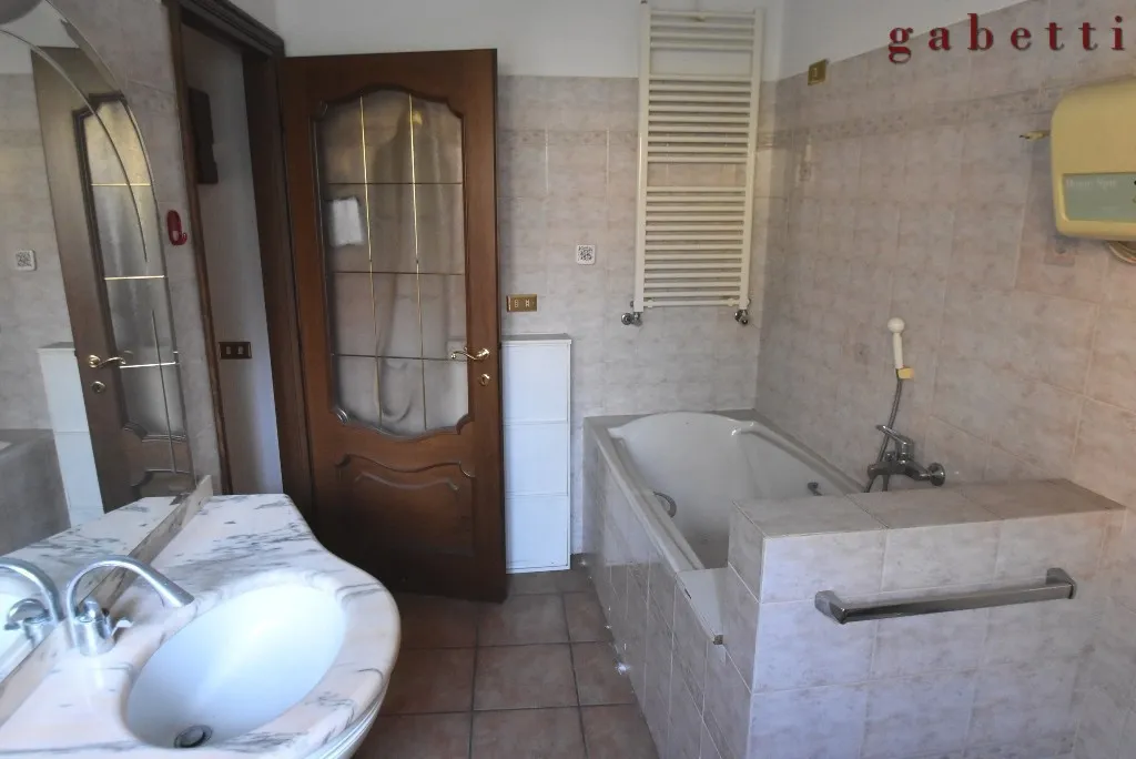 Salles de bain - Two-Level Apartment in Vittuone Centre