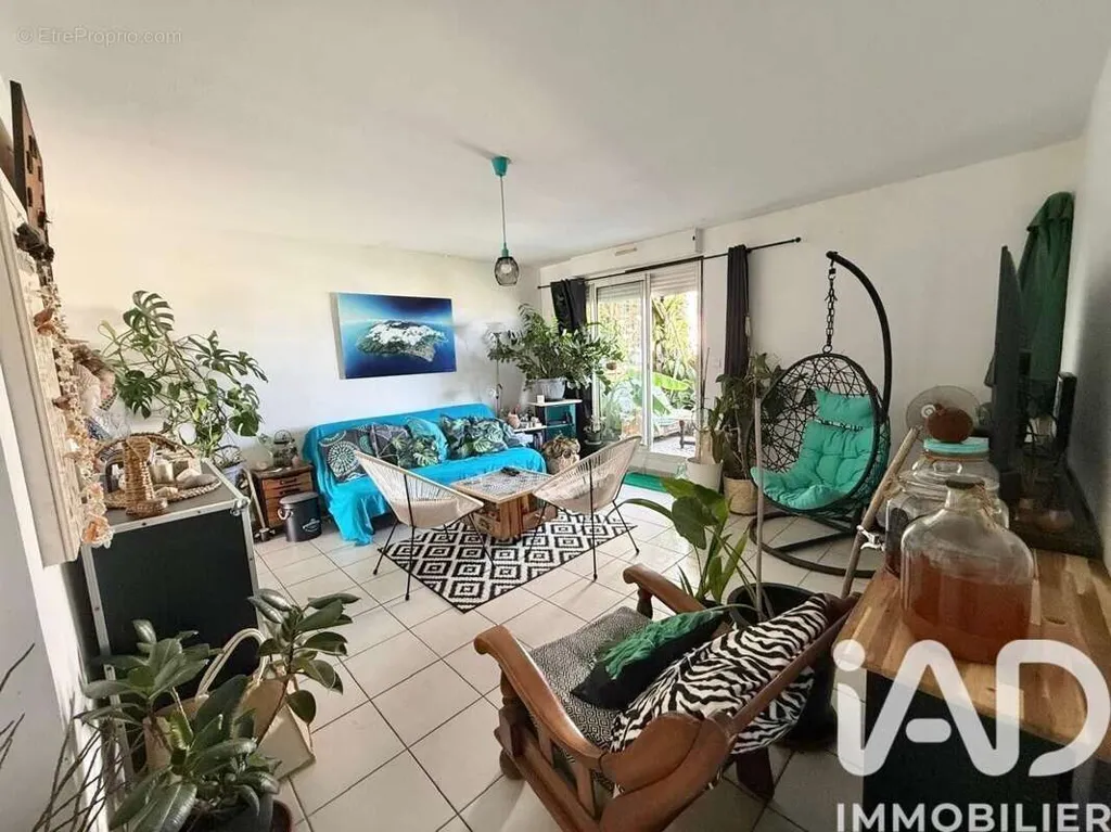 Living Room - T3 Apartment with Balcony in Saint-Denis