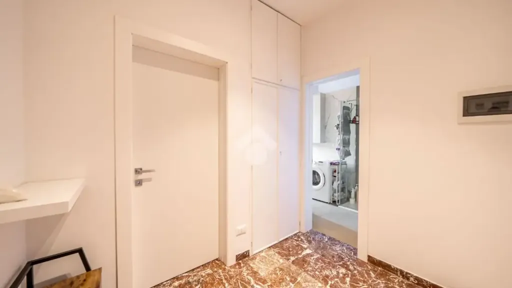 Entrée - Signorile Flat with Ascender in Modena's Historic Centre