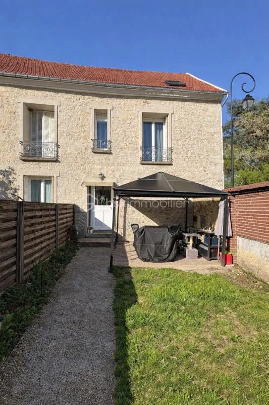 Garden - Charming Three-Level House with Terrace in Méru