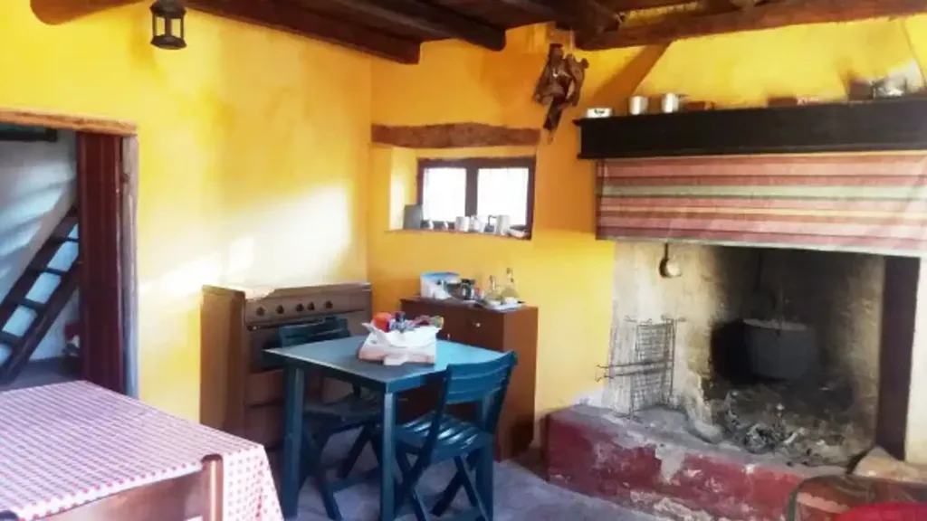 Söögituba - Rustic Property with Water Source in Vestone
