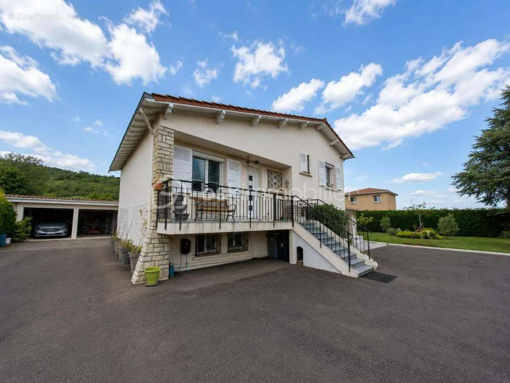 Extérieur - Maison Traditionnelle avec Piscine sur Parcelle Arborée à Proximité