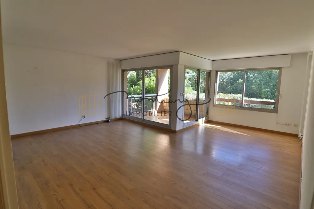 Elutuba - Spacious 4-Bed Apartment with Terrace in Route de Sauve