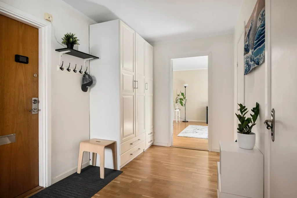 Entrée - Renovated Apartment with Balcony in Västerby
