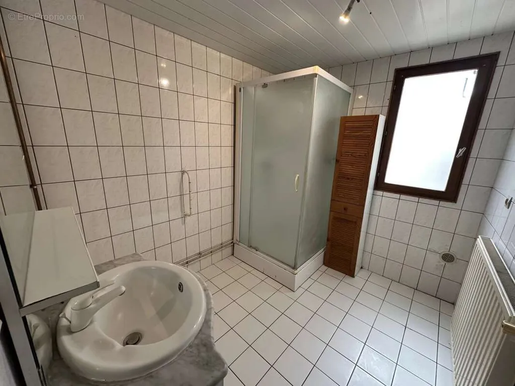 Salles de bain - Bungalow de plain-pied avec cour à Harbonnières