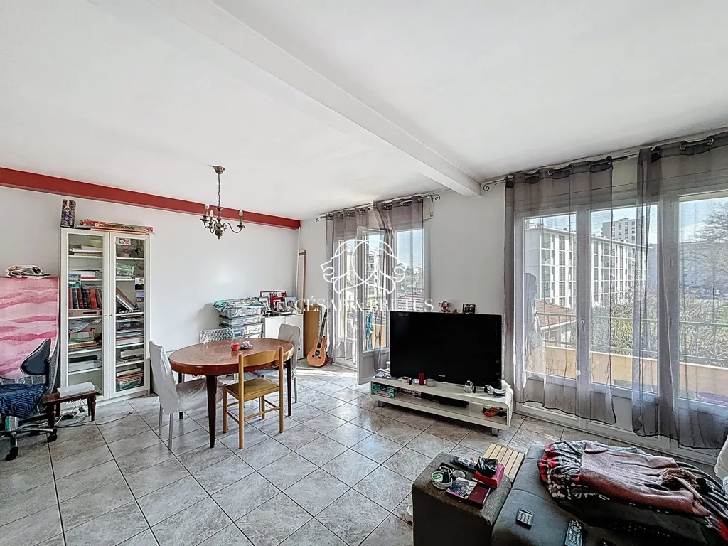 Living Room - T3/T4 Apartment with Balcony in Lyon 8th