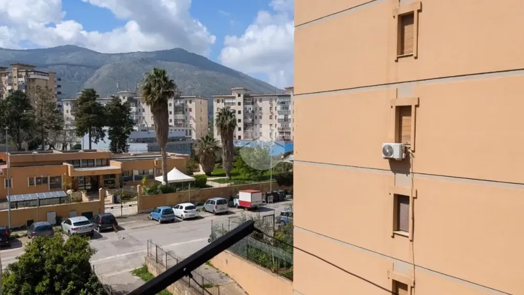 Balcon - 5-Room Apartment with Balcony in Palermo