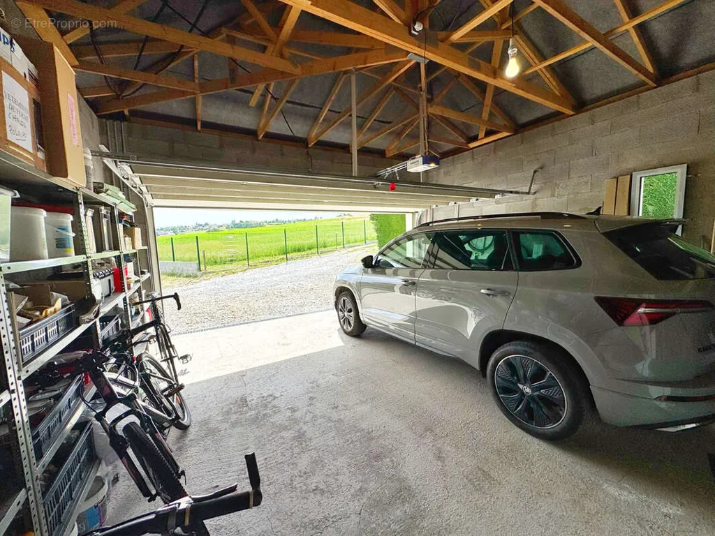 Garage - Contemporary House with Pool in Saint-Joseph