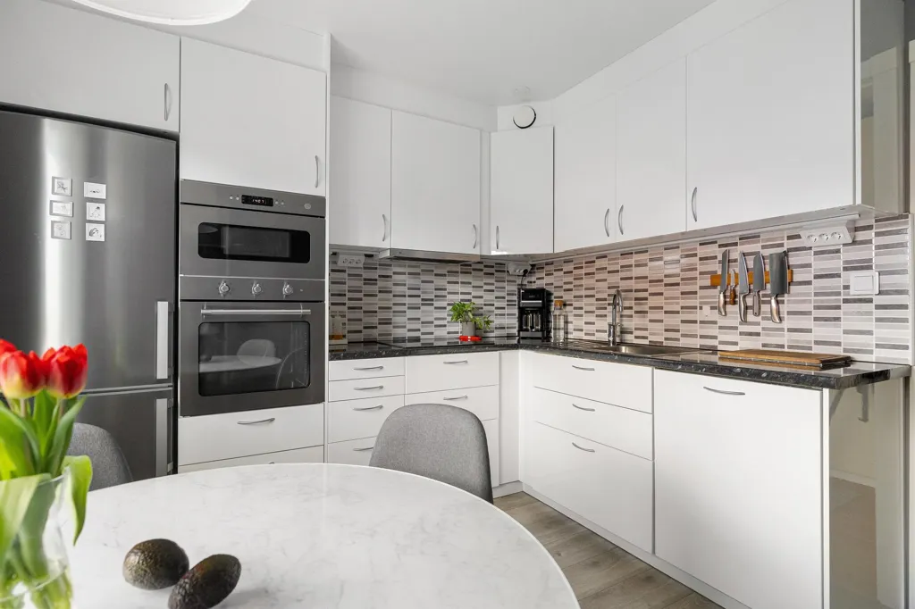 Cuisine - Corner Flat with South-West Balcony in Tullinge
