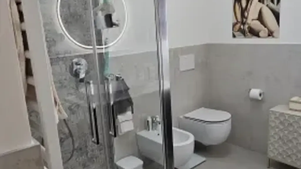 Salles de bain - Penthouse with Pool in Sirmione