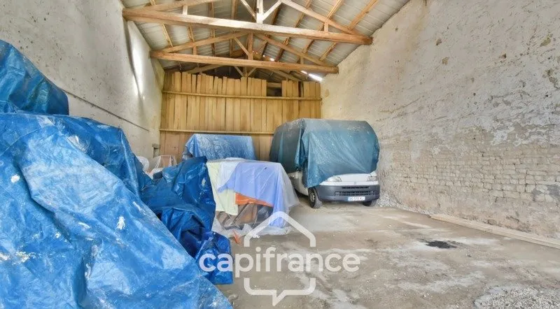 Garage - Ensemble Immobilier avec Beaux Volumes à Nuaillé-d'Aunis