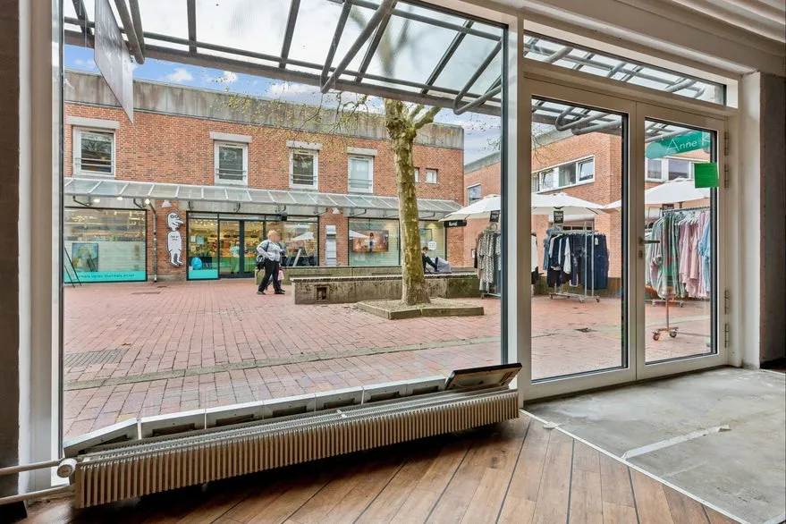Pièces - Shop with Four Windows in Værløse Centre