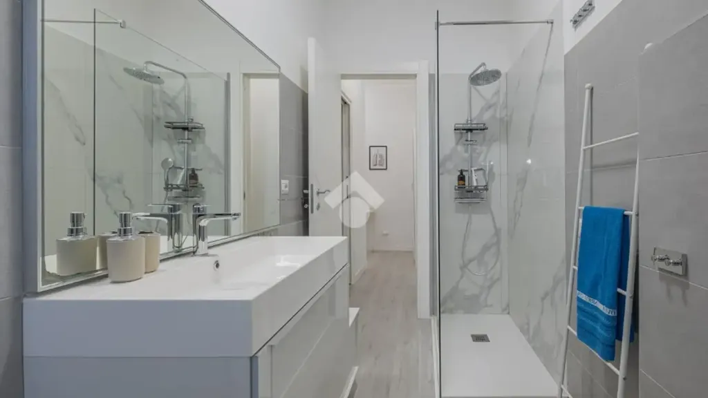 Salles de bain - Rearranged Apartment with Balcony in Rome