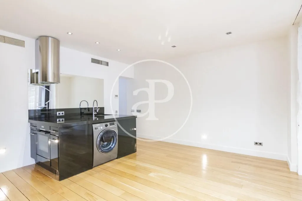 Kitchen - Modern Apartment with Balcony Views in Madrid Centre