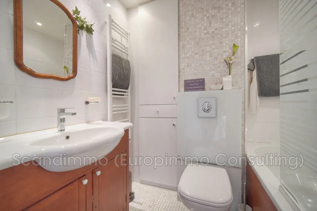 Bathrooms - 3-Bed Apartment with South Terrace in Nice