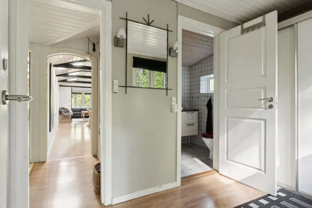 Esik - Holiday Home with Private Lake in Skuldelev