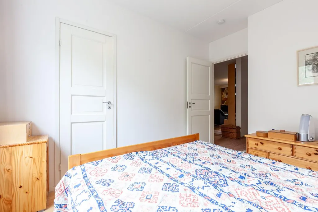 Bedrooms - Spacious 3-Bedroom Flat with Balcony in Olari, Espoo