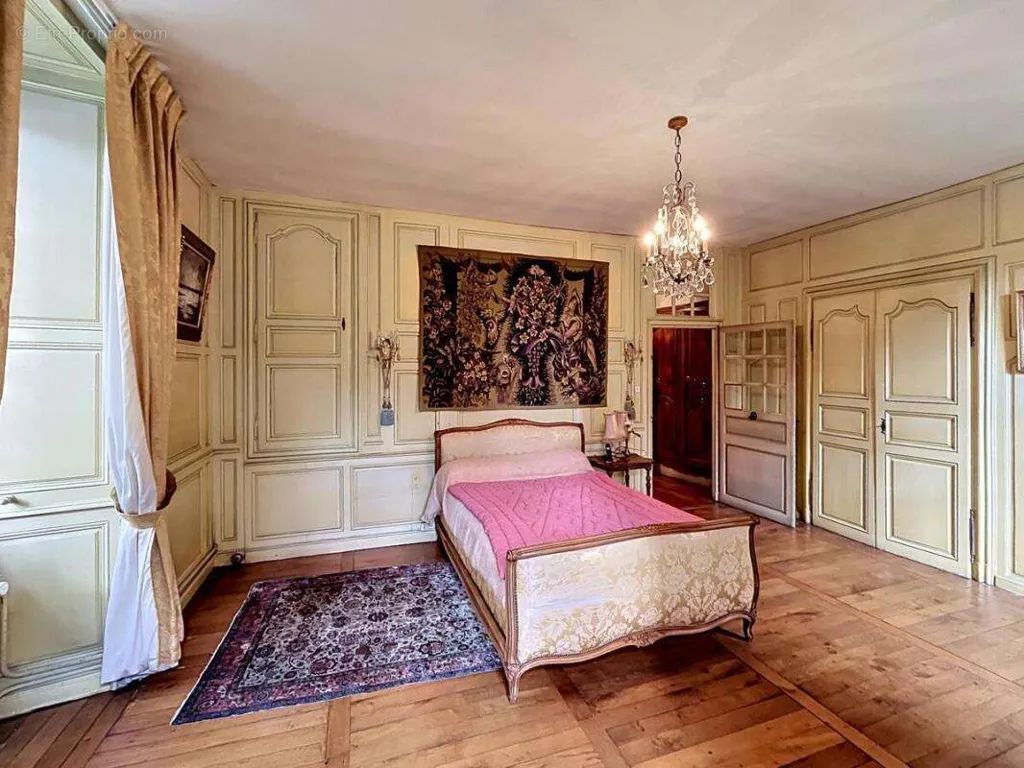 Magamistoad - Historic Townhouse with Courtyard in Montluçon