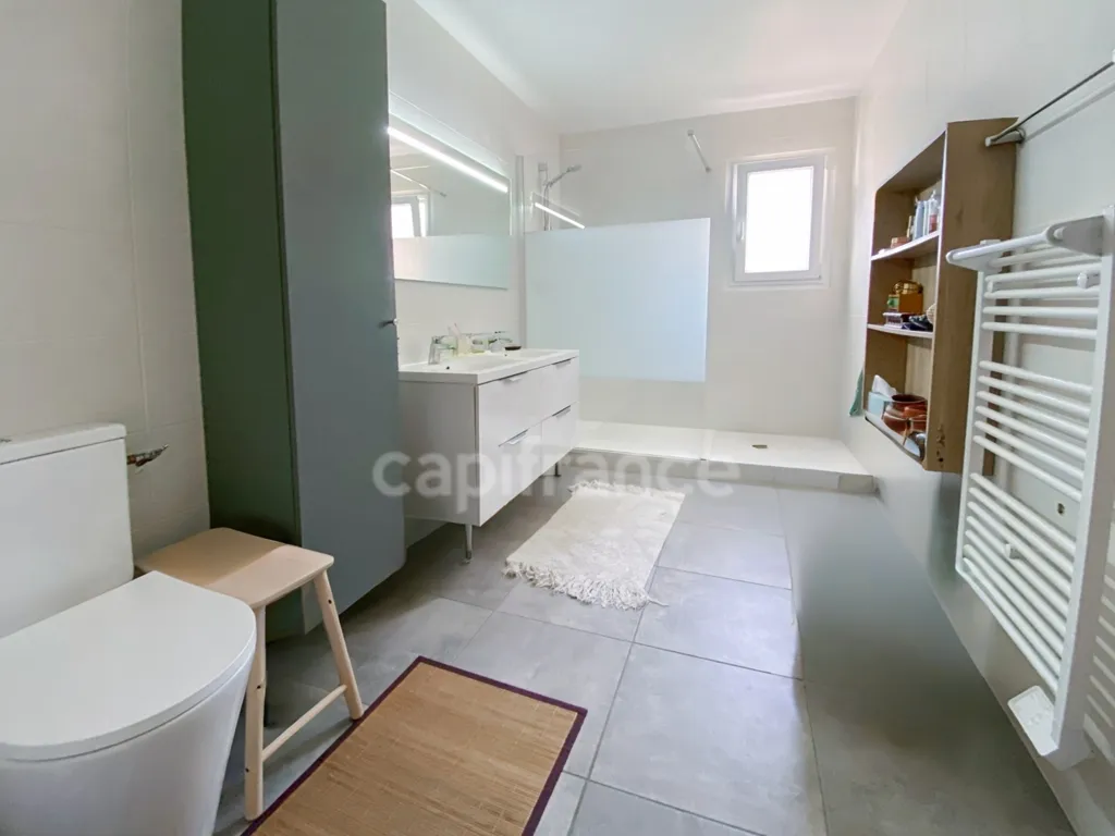 Salles de bain - Maison avec Terrasse et Jardin à Prévessin-Moëns