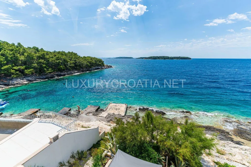 Terrass - Beachfront Villa with Jacuzzi in Korčula
