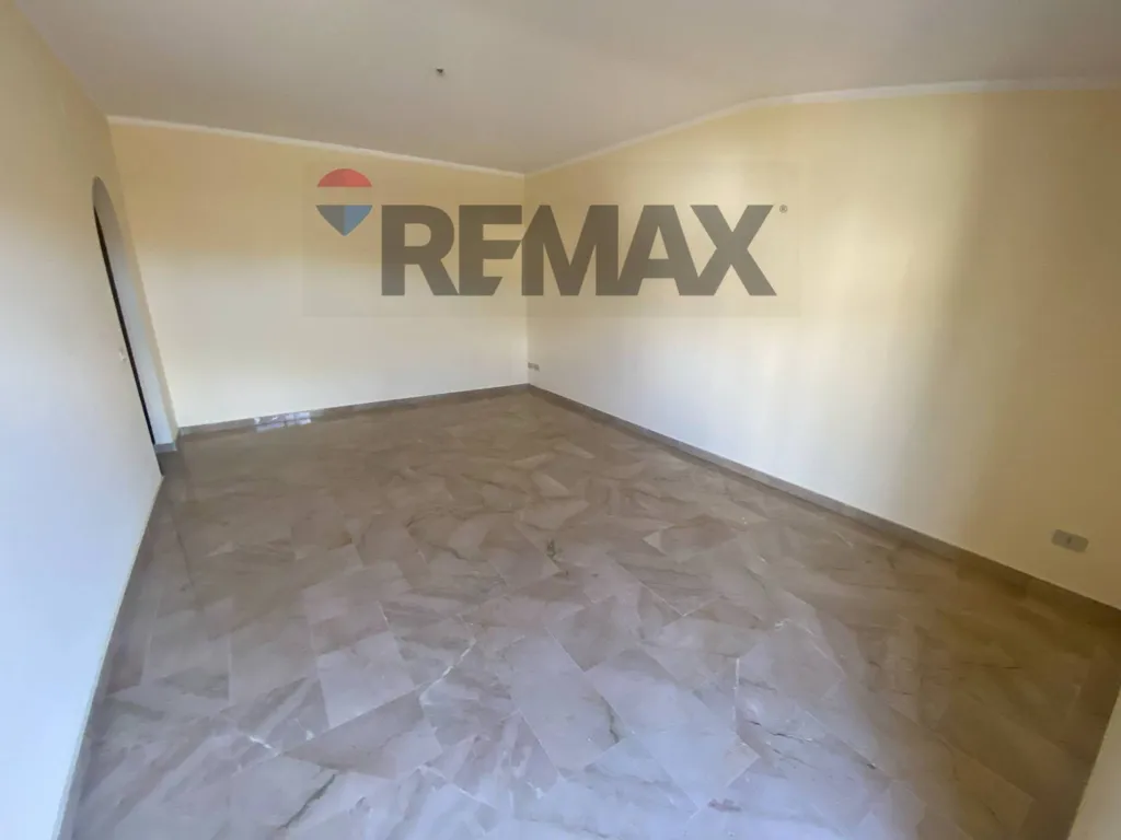 Pièces - Apartment with Balcony in Partinico