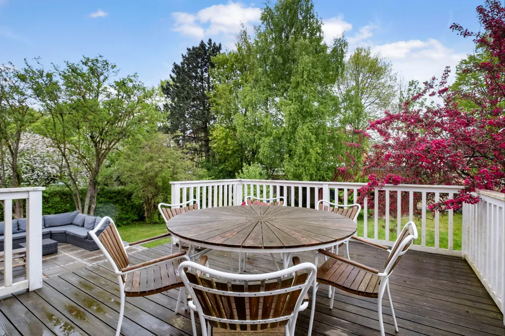 Terrasse - Modernised Villa with Forest View in Hillerød