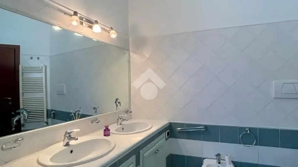 Salles de bain - Triplex with Balcony Views in Genzano di Roma