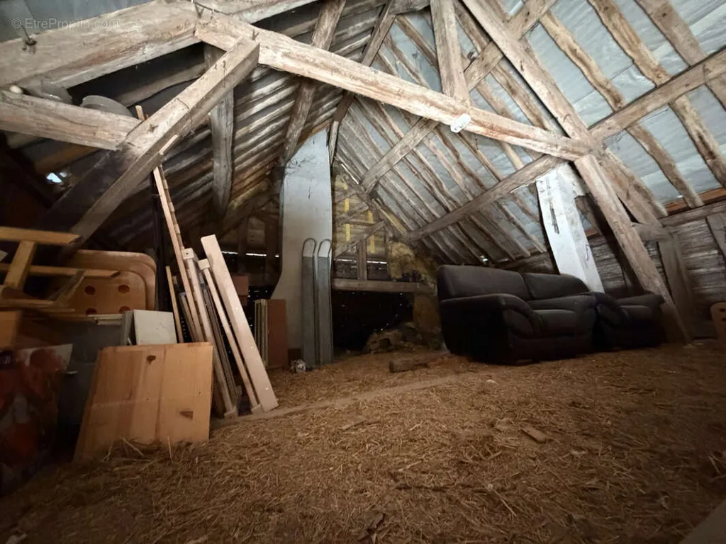 Pièces - Maison Ancienne avec Grand Terrain à 5 mn d'Anet