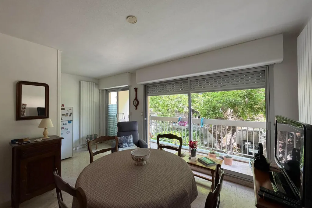 Söögituba - T2 Apartment with Balcony in Arles