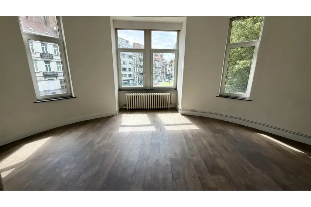 Toad - Three-Faced Apartment with Balconies in Koekelberg