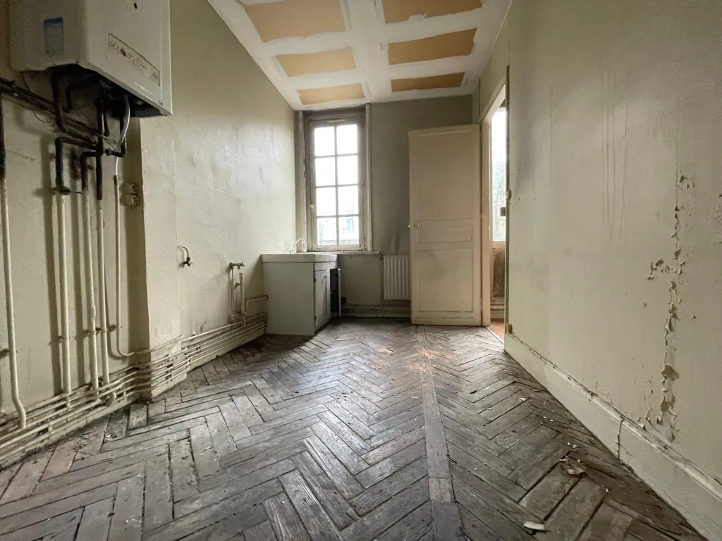 Toad - T2 to Renovate with Fireplace in Lille Centre