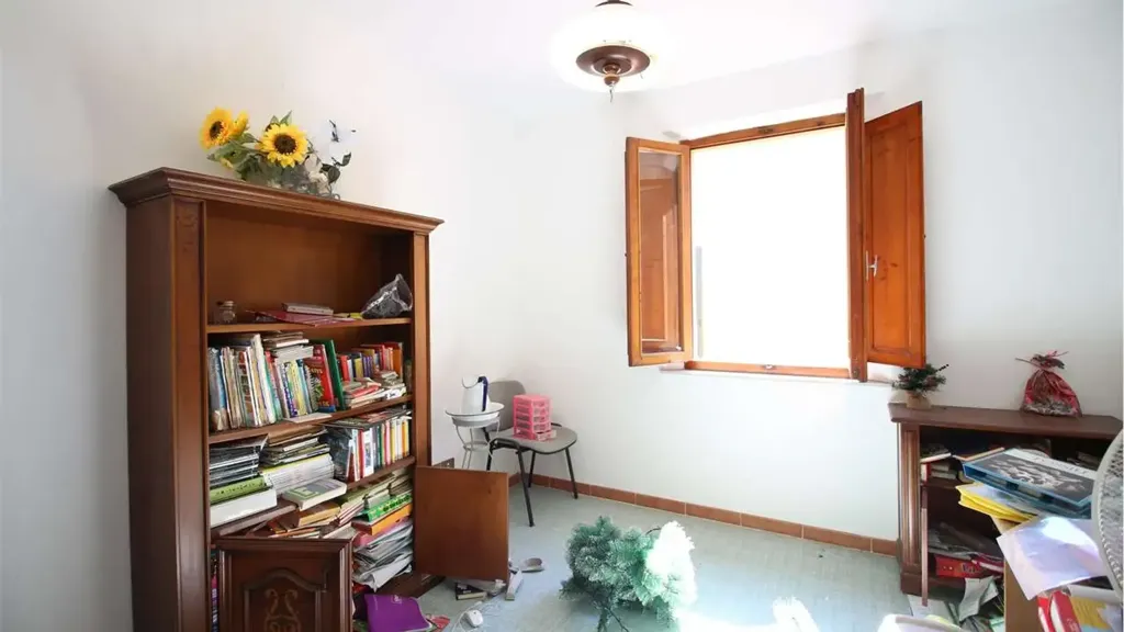 Bureau - Spacious Apartment with Courtyard in Buti
