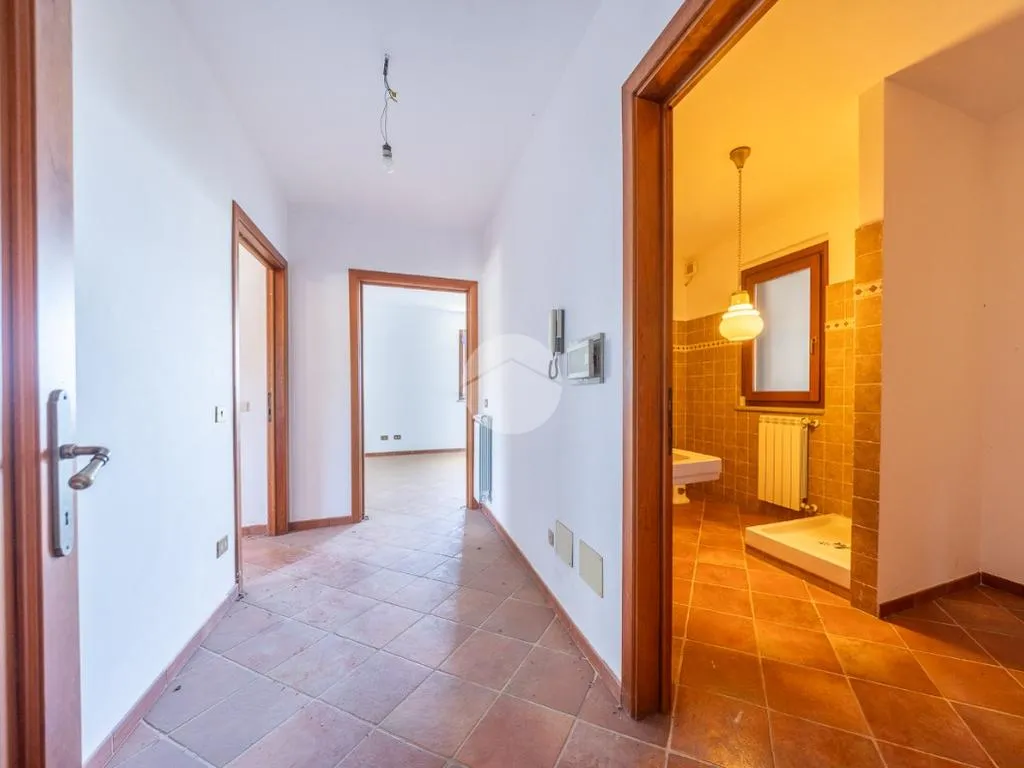 Entrée - Versatile Villa with Olive Grove in Guidonia Montecelio
